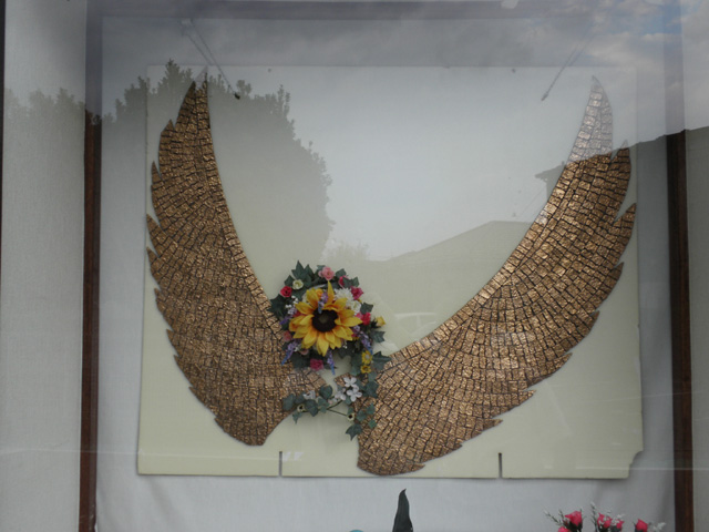(有)昭和タイル　正面ウィンドウに飾るタイルの羽